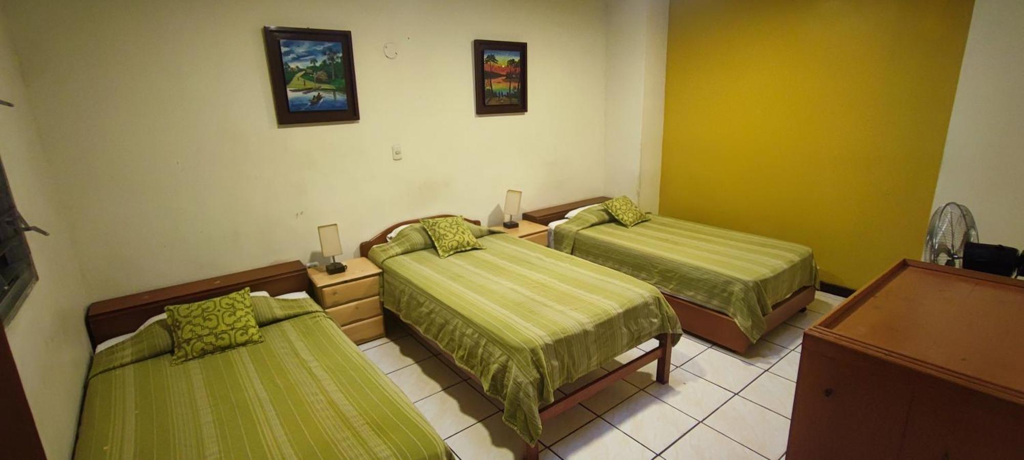 Flying Dog Hostel Iquitos Esterno foto