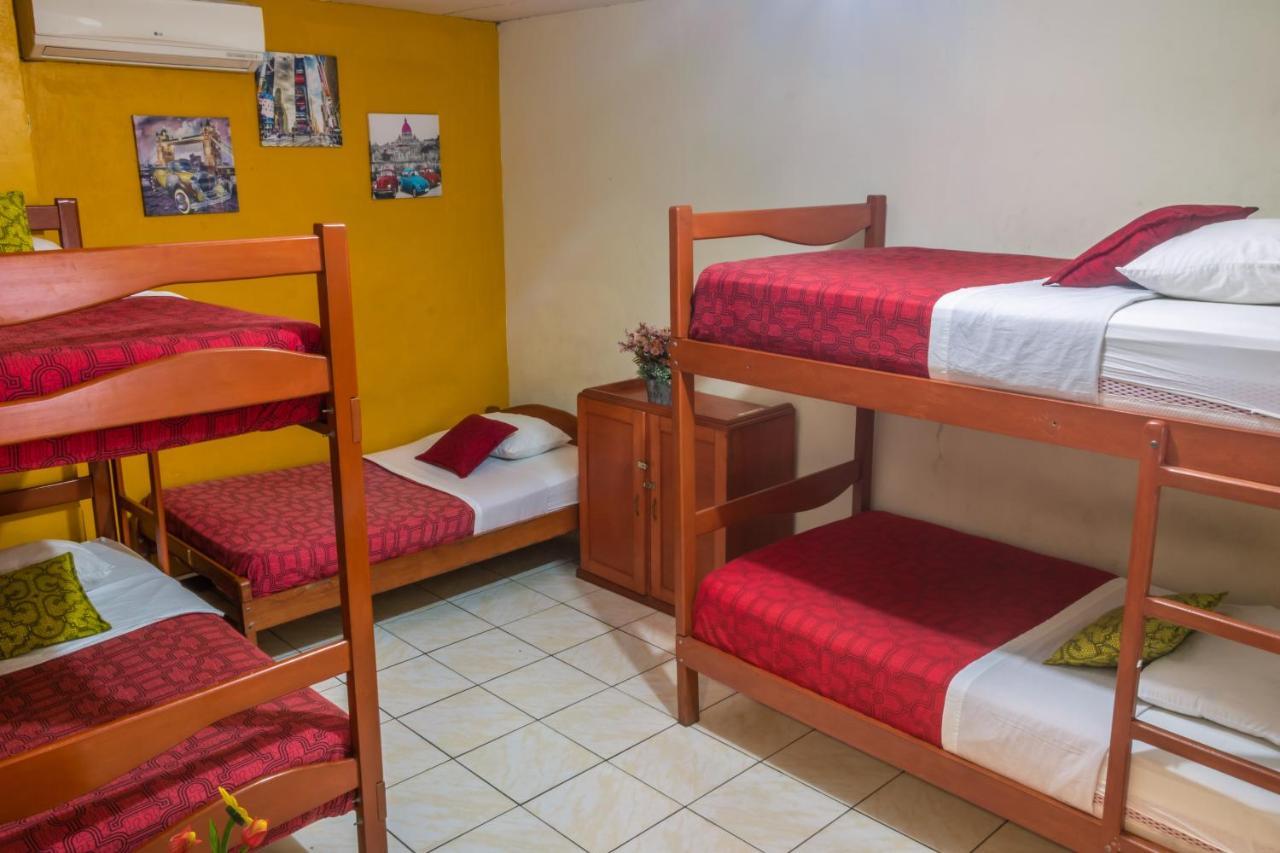 Flying Dog Hostel Iquitos Esterno foto