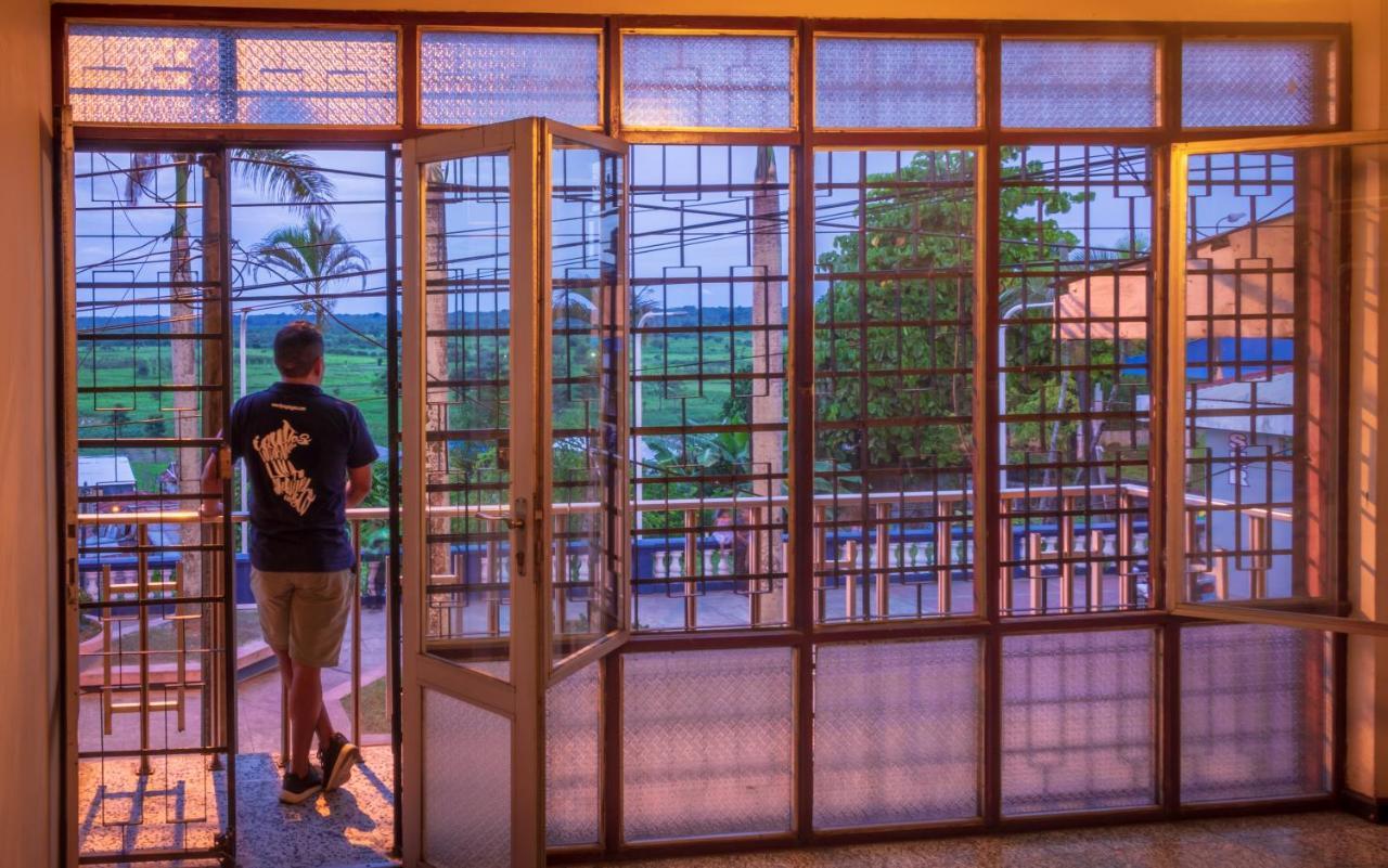 Flying Dog Hostel Iquitos Esterno foto