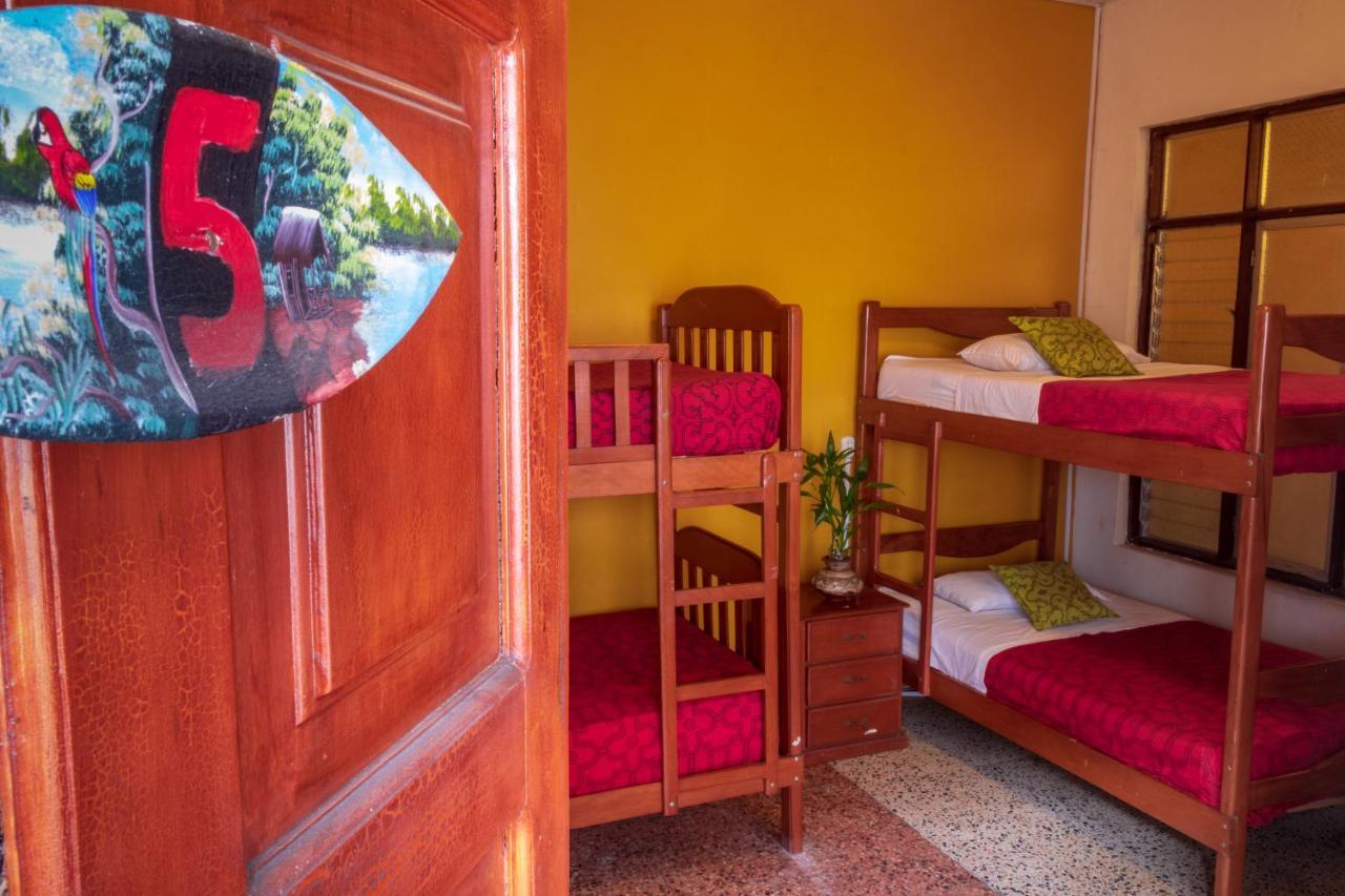 Flying Dog Hostel Iquitos Esterno foto